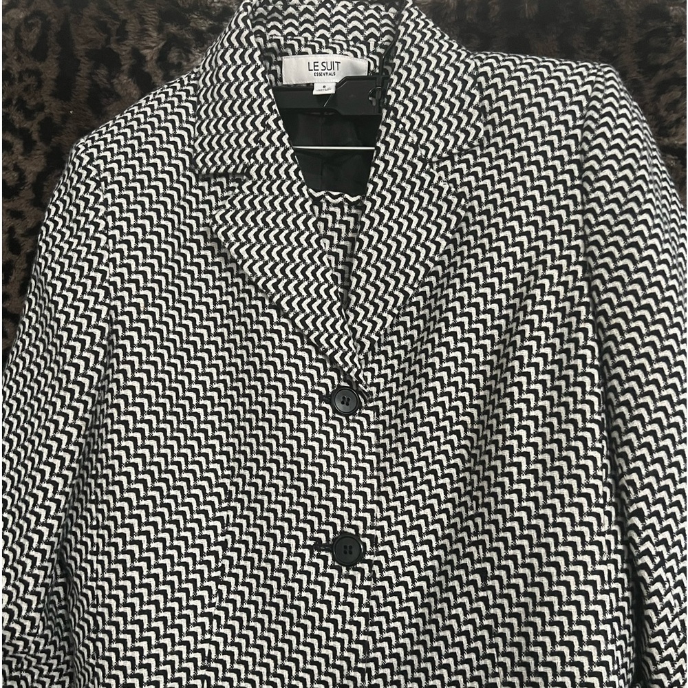 LeSuit Essential women 2 pc skirt suit. Make an offer I can’t refuse ♥️